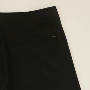 Dettaglio di pantaloncini sportivi elastici neri, pantaloni da surf da spiaggia ad asciugatura rapida.