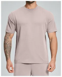 Detailed view of the men's breathable quick-drying short sleeve t-shirt for fitness and sports.