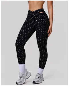Gedetailleerd overzicht van dames stippen hoge taille gekruiste uitgesneden yoga leggings.