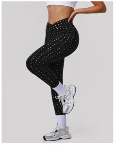 Gedetailleerd overzicht van de hoge taille gekruiste polka dot yogabroek voor fitness training.