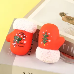 Primo piano dettagliato del giocattolo squishy a forma di guanto di Natale con stampa festiva morbida.