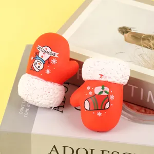 Primo piano dettagliato dei simpatici giocattoli squishy a guanto natalizio con stampe.