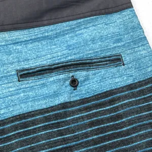 Dettaglio pantaloncini da surf uomo, costume da bagno asciugatura rapida con tasca.