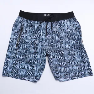 Vue détaillée de short de bain homme avec motif numérique, taille élastique et poche zippée.