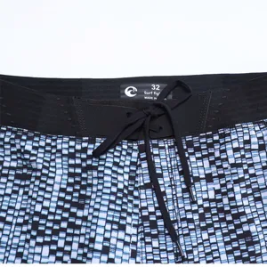 Vue détaillée de short de bain pour hommes avec tissu extensible dans quatre directions et cordon.