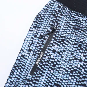 Vue détaillée du short de surf pour homme avec poche zippée et motif pixelisé.