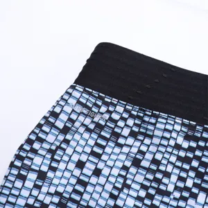 Gros plan détaillé de la taille élastique et du tissu à imprimé géométrique du short.