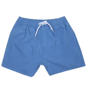 Dettaglio pantaloncini da mare uomo blu unito, costume da surf casual con coulisse.