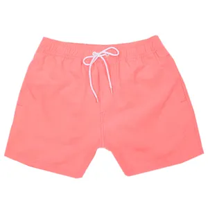 Pantaloncini da bagno uomo rosa unito con coulisse bianca, dettaglio dei pantaloncini sportivi.