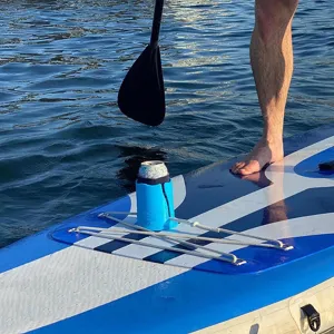 Gedetailleerd uitzicht van de siliconen bekerhouder op het supboard met elastische koorden.