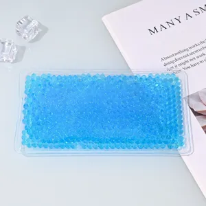 Coussin de refroidissement en gel bleu carré, vue de détail, thérapie physique apaisante.