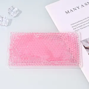 Vue détaillée de la compresse froide et chaude à perles de gel rose en PVC transparent.