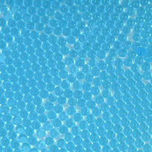 Vue en gros plan de perles de gel transparentes bleues, materiau de remplissage.