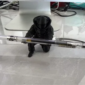 Figurine Soldat Sci-Fi Imprimée en 3D Porte-Stylo de Bureau en Résine Décoration