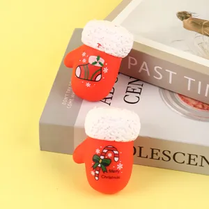 Dettaglio giocattolo antistress guanto natalizio, regalo festivo per decorazioni natalizie.