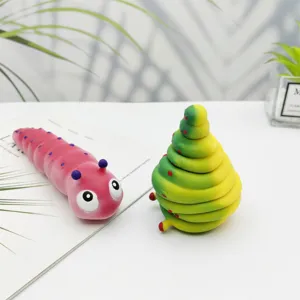 Detaillierte Nahaufnahme der süßen dehnbaren sandgefüllten Raupen-Sensorik-Fidget-Toys.