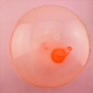 Primer plano detallado de la bola de burbujas elastica rosa transparente, textura de goma suave.