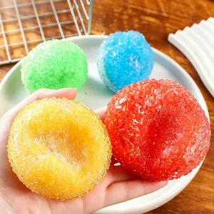Vue détaillée du jouet anti-stress coloré et croustillant en forme de boule texturée.