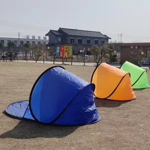 Vue de détail de tente pop-up extérieure, abri de plage une personne camping et pare-soleil.