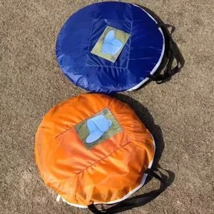 Vue détaillée de la tente de plage pliable extérieure, tente pop-up portable dans le sac.