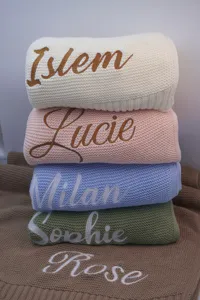 Couverture de bébé brodée personnalisée en coton avec prénom pour canapé et sieste.