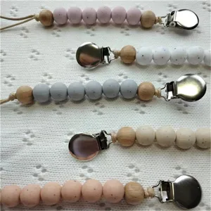 Catenella per ciuccio da neonato in silicone con perle di legno per uso quotidiano.