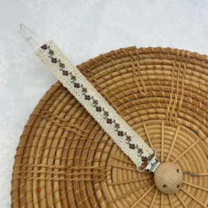 Detailaufnahme der vintage Blumen Bestickung Schnullerkette, rustikaler Baby Clip Stossfest.