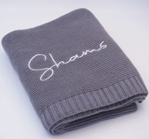 Couverture bebe tricotée personnalisée avec broderie du prénom Shams pour sieste douillette.