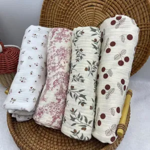 Set coperta neonato in mussola di cotone biologico, con motivi di ciliegie e fiori.