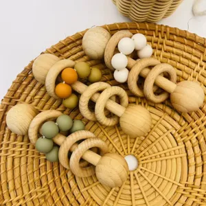 Detailansicht von Holz und Silikon Perlen Rasseln, sicheres Kauspielzeug fur Babys nah.