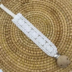 Attache sucette bebe dentelle blanche avec perle en bois jouet de dentition cordon detail