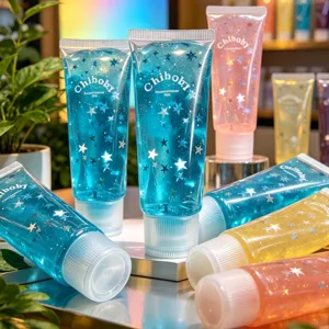 Vista detallada del juguete antiestrés de gel colorido con estrellas brillantes adentro.