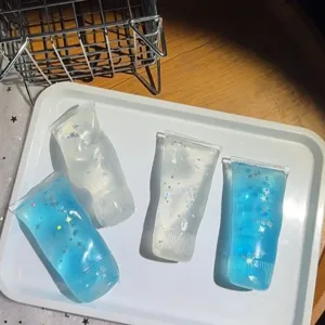 Juguete antiestrés novedad Amazon, forma de pasta de dientes transparente con purpurina.