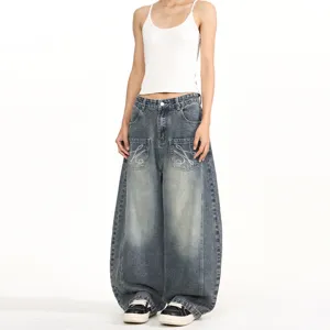 Jeans baggy casual con tasche anteriori e design curvo effetto usato per tutti i giorni.