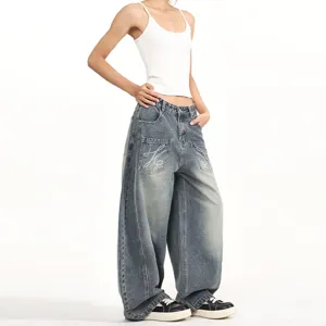 Jeans larghi baggy da uomo e donna con design ricurvo e tasche anteriori applicate.