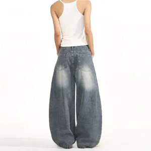 Jeans in denim ampio e curvo con gamba larga per uomo e donna, design casual alla moda.