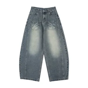 Jeans larghi con taglio curvo per uomo e donna dotati di tasche anteriori e stile.