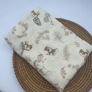 Coperta swaddle in mussola di cotone biologico per neonati con stampa di coniglietto.