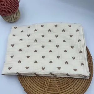Morbida coperta neonato in garza di cotone con stampa cuori marroni, ideale lenzuolo e asciugamano.