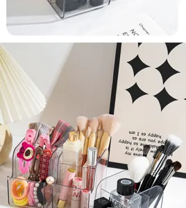 Organisateur de maquillage en acrylique transparent à compartiments étagés pour un rangement idéal.
