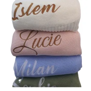 Couverture bébé personnalisée en coton doux avec prénom brodé pour berceau ou canapé.