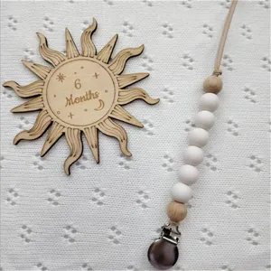Portaciuccio in silicone con perline di legno e clip in acciaio inossidabile per neonati.