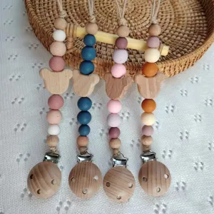 Cadena para chupete de silicona hecha a mano con cuentas de madera en forma de osito.