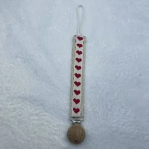 Vintage Landhausstil Stoff Schnullerclip mit roter Herzstickerei und natürlichem Holzclip.