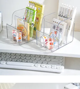 Détail de boîte de rangement de bureau en acrylique transparent, porte-stylos.