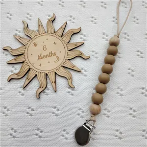 Set clip ciuccio in silicone con carta milestone sole in legno accessorio dettaglio.
