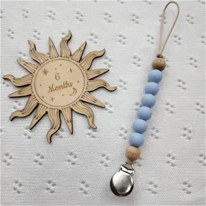 Catenella portaciuccio in silicone con perline di legno e clip in acciaio inox per neonati.