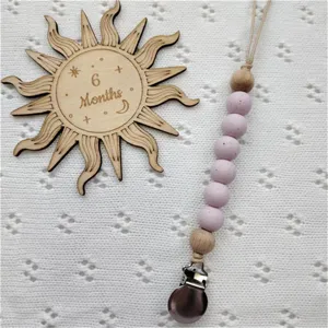 Catenella per ciuccio in silicone con perline di legno e clip, accessorio per neonati.