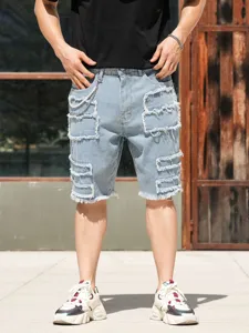 Detailansicht der Destroyed Jeansshorts mit ausgefransten Kanten und stylischer Kette.