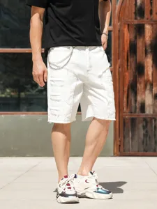Short en denim blanc usé pour homme avec patchs et détails de chaîne pour la mode urbaine d'été.